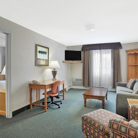 Baymont By Wyndham Essex Burlington Area Hotell Exteriör bild