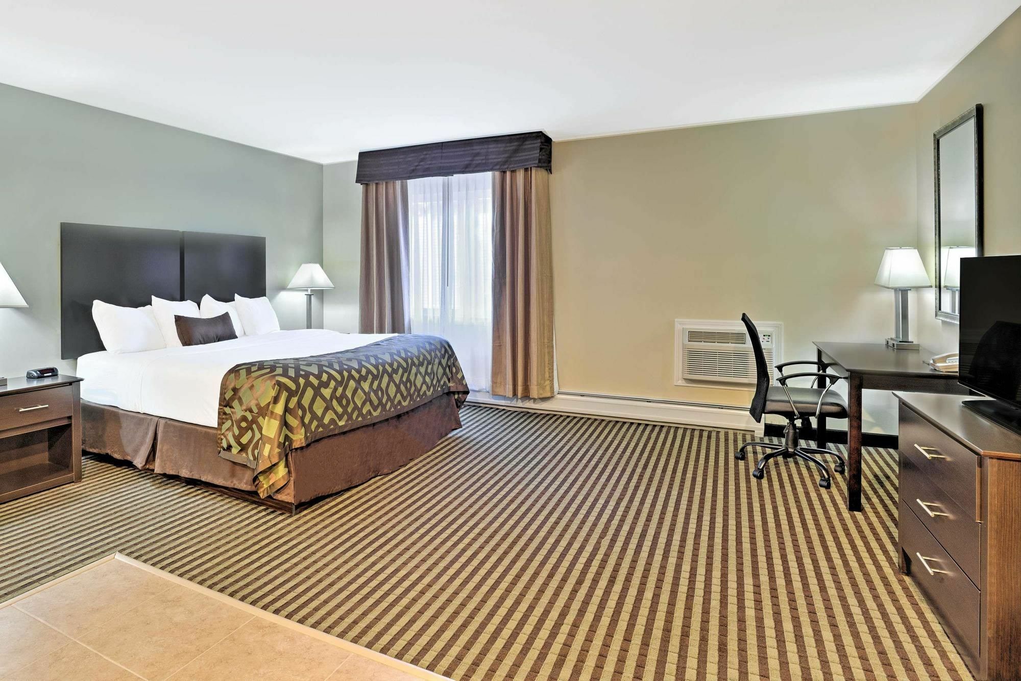 Baymont By Wyndham Essex Burlington Area Hotell Exteriör bild